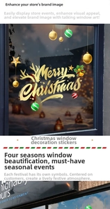 Detail von Merry Christmas Fensteraufklebern mit hängenden festlichen Kugeln und Sternen