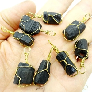 Pendentif en cristal de tourmaline noire naturelle avec fil d'or enroulé à la main