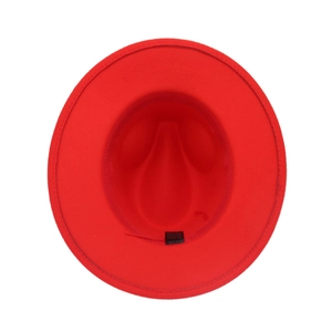Dettaglio dell'interno del cappello fedora rosso con etichetta e fascia antisudore