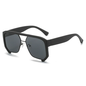 Lunettes de soleil carrées noires oversize chic avec double pont, monture mate et verres noirs
