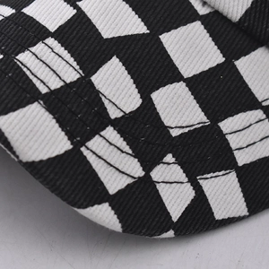 Detailansicht der Schachbrett-Baseballkappe mit verstärkten Nähten und Twill-Stoffstruktur