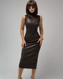 Gros plan sur la texture du cuir PU marron foncé d'une robe midi ajustée chic