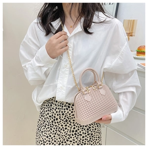 Close-up of pink bubble texture PVC jelly bag with elegant gold chain strap detail