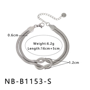 Détail du bracelet noeud en maille serpent argentée montrant la largeur de 0,6cm et la taille