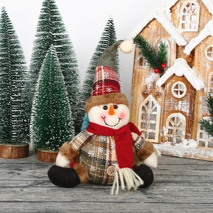 Poupée de bonhomme de neige en peluche avec bonnet à carreaux et écharpe rouge de Noël