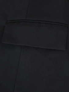 Détail d'un blazer noir avec poche à rabat et coutures de tissu de haute qualité