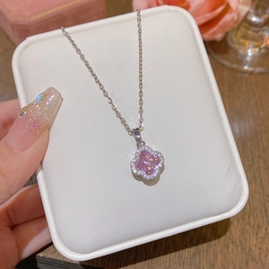 Collier en acier titane avec pendentif trèfle rose et zircons blancs en boîte cadeau