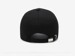 Vue arrière de la casquette noire avec sangle en tissu réglable et boucle en métal argenté