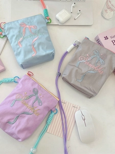 Drei bestickte Umhängetaschen aus Canvas in Blau, Lila und Grau mit Webriemen