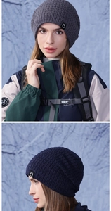 Texture de tricot détaillée et patch logo du bonnet thermique d'hiver pour femme