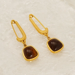 Boucles d'oreilles épingle de sûreté dorées avec pendentif carré en résine ambre