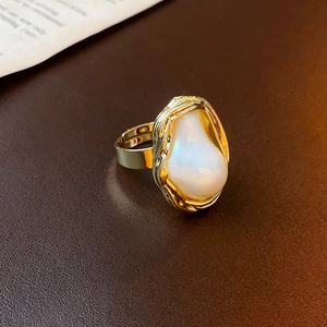 Bague en perle baroque irrégulière avec anneau ouvert texturé doré au style français