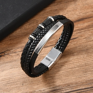 Dettaglio di bracciale multistrato in pelle intrecciata nera da uomo con chiusura magnetica