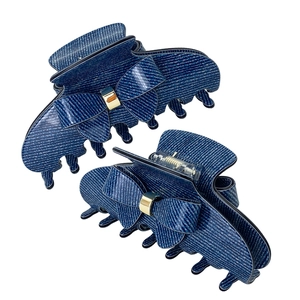 Dettaglio di fermagli per capelli in denim con fibbia decorativa in metallo dorato