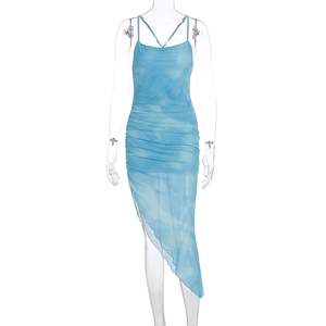 Détail de robe courte tie-dye bleu ciel montrant la taille froncée et l'ourlet évasé