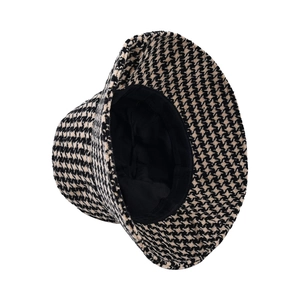 Chic houndstooth plaid bucket hat in beige and black thick wool for autumn winter
