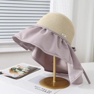 Cappello da sole da donna con ampia tesa viola a balze e corona in paglia beige