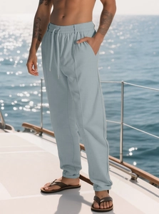 Dettaglio dei pantaloni casual azzurri con vita elastica a coulisse e trama in lino