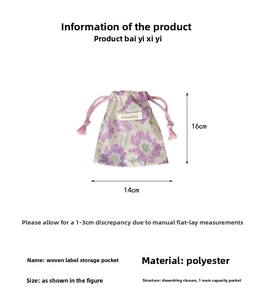 Dettaglio della borsa con coulisse a fiori viola con dimensioni 16cm x 14cm in poliestere