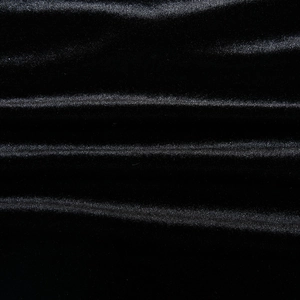 Gros plan du tissu en velours noir montrant une texture lisse et un éclat doux pour la robe