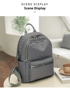 Mochila de nailon acolchado gris sobre una mesa en un ambiente de café relajado