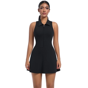 Détail d'une robe de sport noire sans manches avec col zippé et coupe évasée en ligne A
