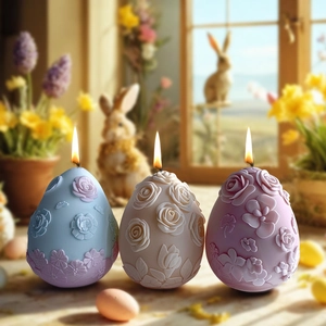 Gros plan de bougies en forme d'œuf de Pâques avec des reliefs floraux et des détails