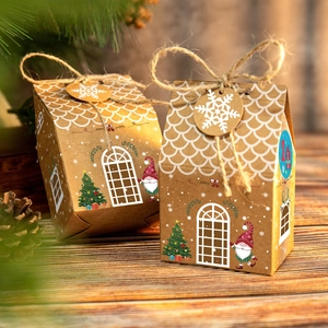 Cajas de regalo de Navidad tipo casita de jengibre en papel kraft marrón con cuerda y etiquetas