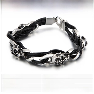 Detailansicht des Lederarmbands mit Stahlschädel-Anhänger, Größe 210x12 mm