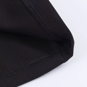 Gros plan sur les coutures de qualité et la texture du tissu d'un polo noir en détail