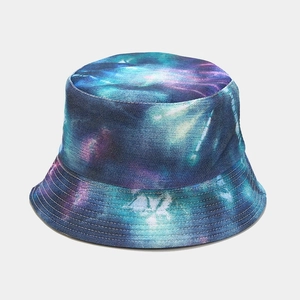 Détail des motifs tie-dye colorés et des coutures blanches sur le chapeau bob en denim