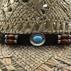 Chapeau de cowboy en paille naturelle avec ruban en cuir, pierre turquoise et perles