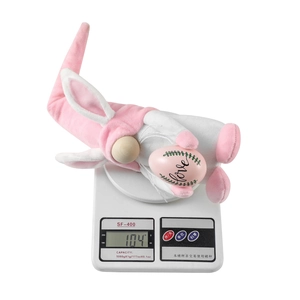 Détail d'un gnome de Pâques rose pesant 104 g sur une balance de précision