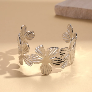 Dettaglio del bracciale argento con motivi floreali pieghettati e petali intagliati