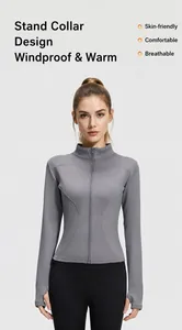 Dettaglio di una giacca sportiva grigia slim-fit con collo alto e fori per i pollici
