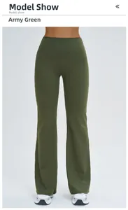 Détail du pantalon de yoga évasé à taille haute vert armée porté par un mannequin