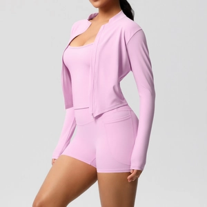 Détail de l'ensemble de yoga rose avec poches sur le short taille haute et coupe ajustée