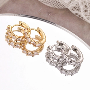 Orecchini geometrici a cerchio con zirconi scintillanti in oro e argento raffinato
