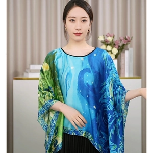 Eleganter Seidenponcho mit kunstvollem Blumenmuster in Blau und Gelb und weitem Schnitt