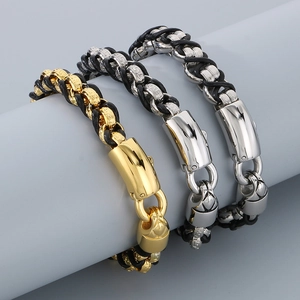 Detailansicht von drei geflochtenen Herrenarmbändern mit goldenen und silbernen Ketten