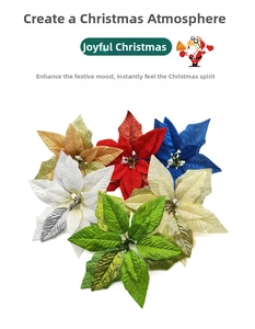 Gros plan de fleurs de poinsettia artificielles scintillantes en cinq couleurs de Noël