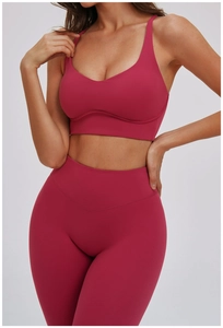 Detail van de high-waist yogalegging met unieke V-vormige kruissteek in donkerroze kleur