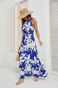 Détail de la robe longue dos nu bleu roi avec imprimé floral blanc et ceinture nouée