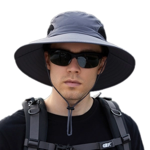 Cappello da sole grigio a tesa larga con pannelli in rete e sottogola regolabile