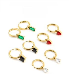 Détail des boucles d'oreilles dorées 18K avec zircons colorés de formes variées