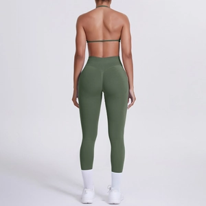 Vista posteriore del set yoga verde oliva con leggings a vita alta e top sportivo