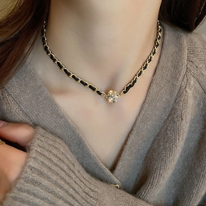 Élégant collier chaîne tressée or et noir avec pendentif sphérique étincelant pour femme