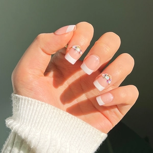 French White Tip Press On Nails With Colorful Rhinestones Artificial Pearl Beads Short Square Nude Pink Fake Nails Elegant