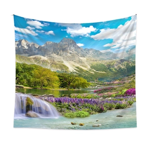 Detailaufnahme eines Wandteppichs mit Bergsee und lila Blumen aus hochwertigem Stoffgewebe