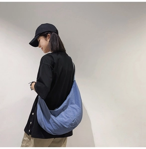 Sac bandoulière bleu en nylon de grande capacité présenté en vue de dos pour un style décontracté